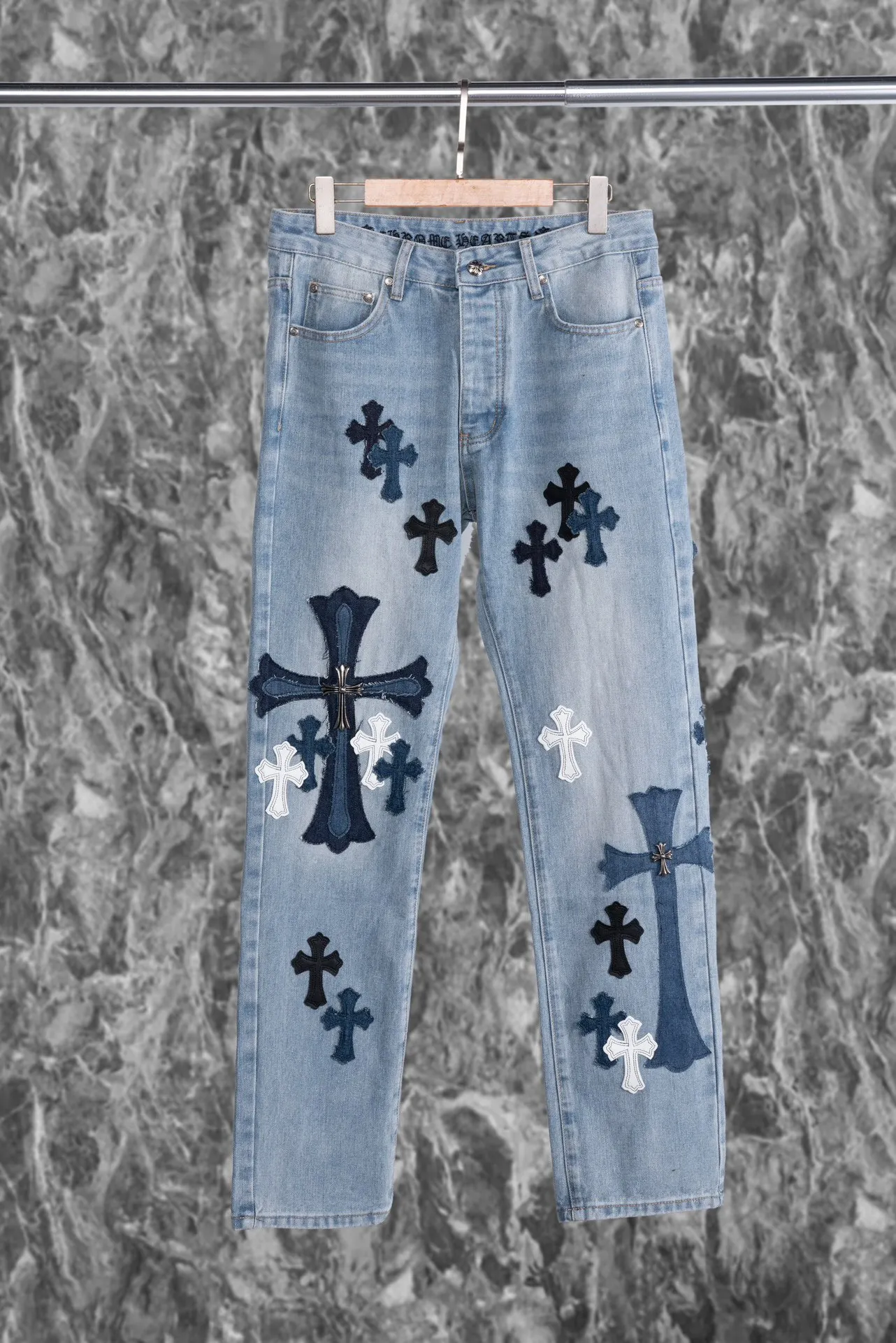 P290 [Evergreen model, top version] Chrome Hearts blue jeans, multi-leather label work jeans, ch jeans. The jeans need to be washed and then disassembled and hand-stitched with sheepskin cross leather and then spliced ​​together. The whole piece has too many craftsmanship to describe. The cabinet price is 12W+ level, patchwork cross flower embellishment, high-waisted washed jeans! ! Absolutely high-end luxury products, 6W+ level god-level items, super popular products, made with top heavy industry, a magic weapon that cannot be missed. About Kroxin This is an extremely luxurious fashion brand, which can also be called the aristocrats of the high street. It has always been an exclusive brand for some hipsters or rich second generation. Compared with ordinary high streets, it is more luxurious and noble. Compared with luxury brands, it has a more fashionable personality and has always been a brand that I have a special liking for. Style number: 1565# Color: blue Size: 28 30 32 34 36